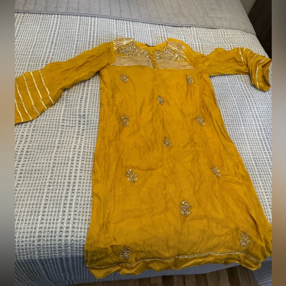 Agha noor small yellow outfit Pakistani - Picture 3 of 5